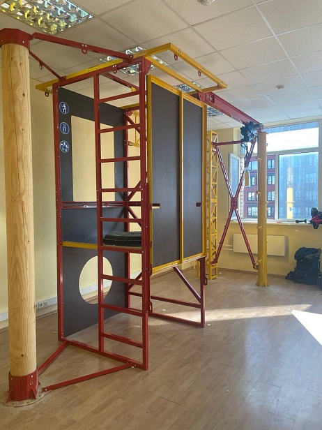 г. Москва.  В АНО ДПО УЦ «Мосстройкадры» установили учебно-тренировочный полигон АЛЬПИНИСТ для отработки навыков безопасных методов и приемов выполнения работ на высоте